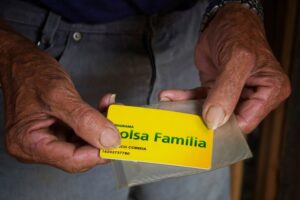 pessoa segurando cartão do bolsa família