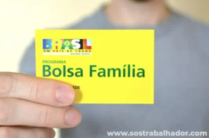 segurando cartão do bolsa família